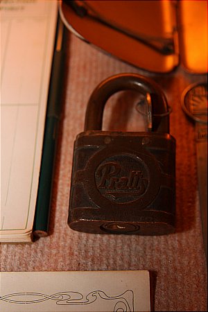 PRATTS PADLOCK & KEY - click to enlarge